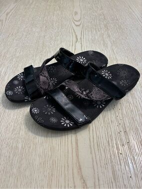 Women’s Vionic Jodie Floral Velcro Strap Sandals (Black/Silver)